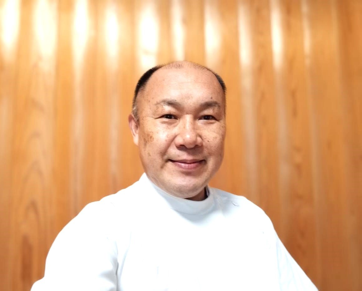 施術室で微笑む院長